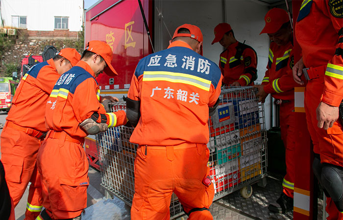 突降大暴雨，多地被淹，消防救援人員緊急出動(dòng)，轉(zhuǎn)移疏散15名被困人員